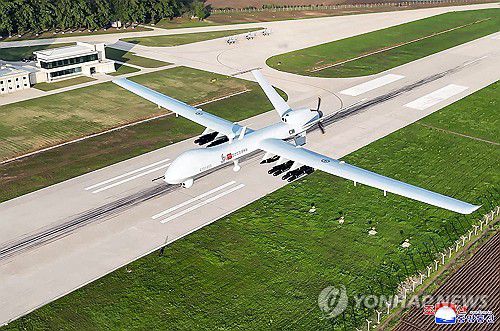 북한 김정은, 공군 방공·공습훈련 지도(평양 조선중앙통신=연합뉴스) 김정은 북한 국무위원장이 지난 15일 제1공군사단 관하 비행연대를 방문해 공군 반항공(방공)전투 및 공습 훈련을 지도했다고 조선중앙통신이 17일 보도했다. 2025.5.17      [국내에서만 사용가능. 재배포 금지. For Use Only in the Republic of Korea. No Redistribution] nkphoto@yna.co.kr