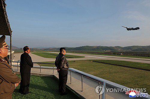 북한 김정은, 공군 방공·공습훈련 지도(평양 조선중앙통신=연합뉴스) 김정은 북한 국무위원장이 지난 15일 제1공군사단 관하 비행연대를 방문해 공군 반항공(방공)전투 및 공습 훈련을 지도했다고 조선중앙통신이 17일 보도했다. 2025.5.17      [국내에서만 사용가능. 재배포 금지. For Use Only in the Republic of Korea. No Redistribution] nkphoto@yna.co.kr