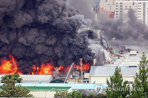 금호타이어 광주공장 화재(광주=연합뉴스) 정다움 기자 = 17일 오전 광주 광산구 송정동 금호타이어 광주공장에서 불이 나 검은 연기가 치솟고 있다.     소방 당국은 광주 전체 소방서 인력을 동원하는 대응 2단계를 발령해 진화 중이다. 2025.5.17 daum@yna.co.kr