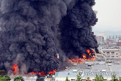 확산하는 금호타이어 공장 화재(광주=연합뉴스) 정다움 기자 = 17일 오전 광주 광산구 송정동 금호타이어 광주공장에서 불이 나 검은 연기가 치솟고 있다.     소방 당국은 광주 전체 소방서 인력을 동원하는 대응 2단계를 발령해 진화 중이다. 2025.5.17 daum@yna.co.kr