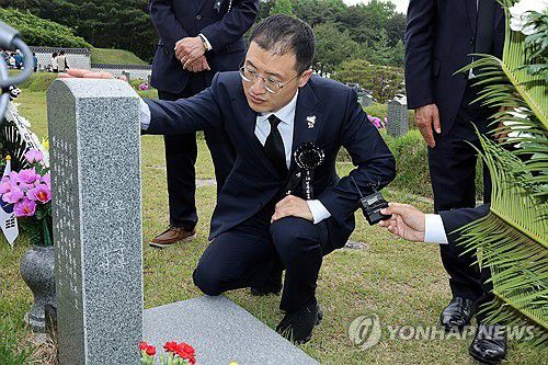 안종필 열사 묘역 살피는 김상욱 국회의원(광주=연합뉴스) 김혜인 기자 = 5·18민주화운동 45주년을 하루 앞둔 17일 국민의힘을 탈당한 무소속 김상욱 국회의원이 광주 북구 운정동 국립5·18민주묘지에서 안종필 열사의 묘역을 살펴보고 있다. 2025.5.17 in@yna.co.kr