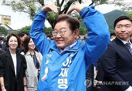 시민들에게 하트 그리는 이재명 후보(나주=연합뉴스) 황광모 기자 = 더불어민주당 이재명 대선후보가 17일 전남 나주시 금성관 망화루 앞에서 열린 유세에서 시민들을 향해 하트를 그리고 있다. 2025.5.17 [공동 취재] hkmpooh@yna.co.kr