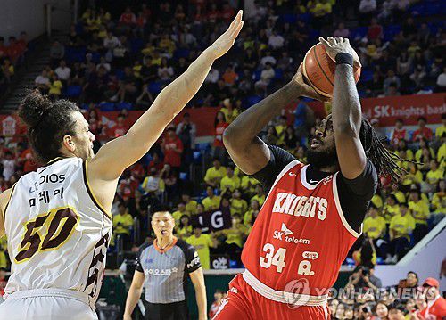 슛하는 자밀 워니(서울=연합뉴스) 최재구 기자 = 17일 서울 잠실학생체육관에서 열린 2024∼2025시즌 프로농구 서울 SK 나이츠와 창원 LG 세이커스의 챔피언결정전 7차전 경기에서 SK 자밀 워니가 슛하고 있다. 2025.5.17 jjaeck9@yna.co.kr