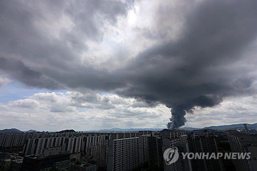 광주 도심 뒤덮은 금호타이어 화재 연기(광주=연합뉴스) 조남수 기자 = 17일 광주 광산구 송정동 금호타이어 광주공장에서 불이 나 검은 연기가 치솟고 있다.     소방 당국은 광주 전체 소방서 인력을 동원하는 대응 2단계를 발령해 진화 중이다. 2025.5.17 iso64@yna.co.kr