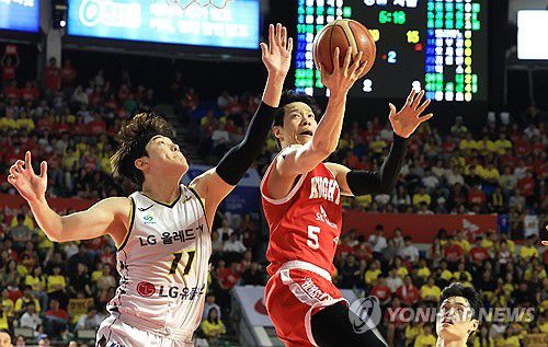 레이업 하는 김선형(서울=연합뉴스) 최재구 기자 = 17일 서울 잠실학생체육관에서 열린 2024∼2025시즌 프로농구 서울 SK 나이츠와 창원 LG 세이커스의 챔피언결정전 7차전 경기에서 SK 김선형이 레이업을 하고 있다. 2025.5.17 jjaeck9@yna.co.kr