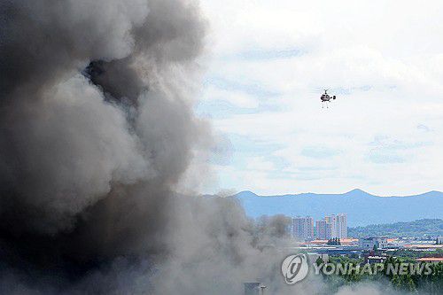 분주한 소방헬기(광주=연합뉴스) 정다움 기자 = 17일 오후 광주 광산구 송정동 금호타이어 광주공장에서 소방 당국의 헬기가 진화 작업을 하기 위해 이동하고 있다.     이날 오전 7시 11분께 발생한 불은 꺼지지 않고 8시간째 이어지고 있다. 2025.5.17 daum@yna.co.kr