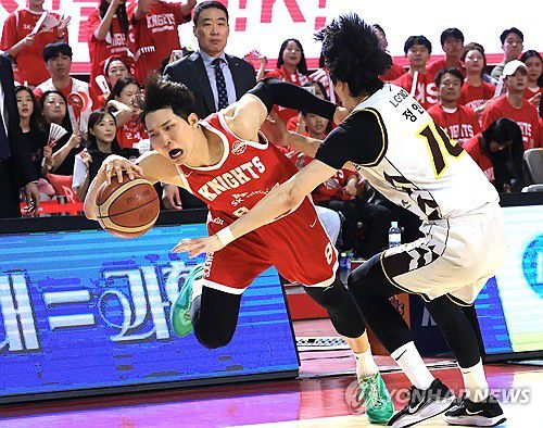 돌파시도하는 안영준(서울=연합뉴스) 최재구 기자 = 17일 서울 잠실학생체육관에서 열린 2024∼2025시즌 프로농구 서울 SK 나이츠와 창원 LG 세이커스의 챔피언결정전 7차전 경기에서 SK 안영준이 돌파를 시도하고 있다. 2025.5.17 jjaeck9@yna.co.kr