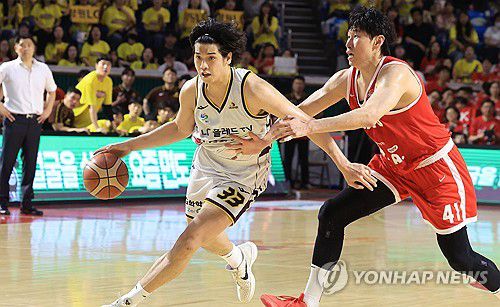 돌파 시도하는 타마요(서울=연합뉴스) 최재구 기자 = 17일 서울 잠실학생체육관에서 열린 2024∼2025시즌 프로농구 서울 SK 나이츠와 창원 LG 세이커스의 챔피언결정전 7차전 경기에서 LG 타마요가 돌파를 시도하고 있다. 2025.5.17 jjaeck9@yna.co.kr