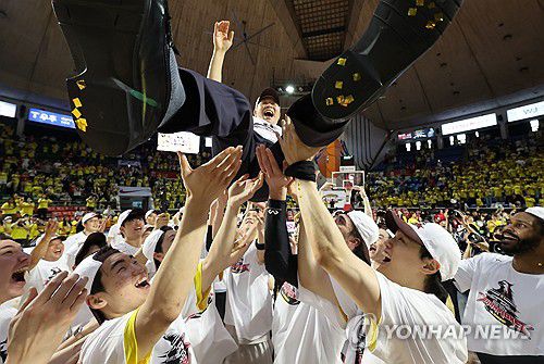조상현 감독 헹가래 치는 LG선수들(서울=연합뉴스) 최재구 기자 = 17일 서울 잠실학생체육관에서 열린 2024∼2025시즌 프로농구 서울 SK 나이츠와 창원 LG 세이커스의 챔피언결정전 7차전 경기에서 승리한 LG 선수들이 조상현 감독을 헹가래 치고 있다.2025.5.17 jjaeck9@yna.co.kr