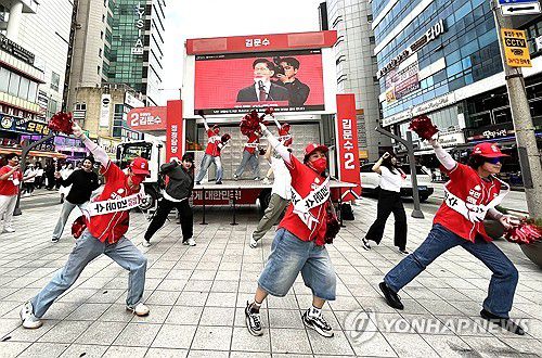 해운대서 김문수 후보 지지 호소 국힘 플래시몹(부산=연합뉴스) 김재홍 기자 = 17일 오후 부산 해운대구 구남로에서 국민의힘 부산선대위 주관으로 김문수 후보 지지를 호소하는 플래시몹이 진행되고 있다. 2025.5.17 pitbull@yna.co.kr