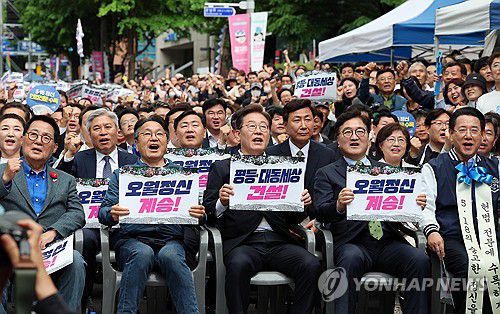 5·18 전야제 참석한 이재명 후보(광주=연합뉴스) 조남수 기자 = 더불어민주당 이재명 대선 후보와 우원식 국회의장 등이 17일 오후 광주 동구 금남로에서 열린 제45주년 5·18민주화운동 전야제에 참석하고 있다. 2025.5.17 iso64@yna.co.kr