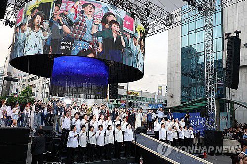 5·18 전야제에서 울려 퍼지는 임을 위한 행진곡(광주=연합뉴스) 조남수 기자 = 17일 오후 광주 동구 금남로에서 제45주년 5·18민주화운동 전야제가 열리고 있다. 2025.5.17 iso64@yna.co.kr