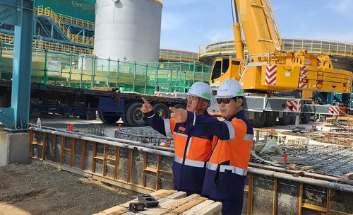 은퇴 후 재취업해 산업현장에서 근무 중인 서재우씨(오른쪽)[서재우씨 제공. 재판매 및 DB 금지]