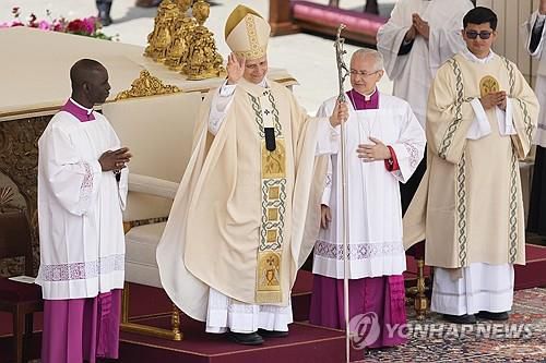 즉위 미사 거행하는 레오 14세(바티칸 AP=연합뉴스) 레오 14세 교황이 18일(현지시간) 바티칸 성 베드로 광장에서 즉위 미사를 거행하고 있다. 그는 전통을 상징하는 붉은 색 신발 대신 검은 구두를 신었다. 2025.05.18.