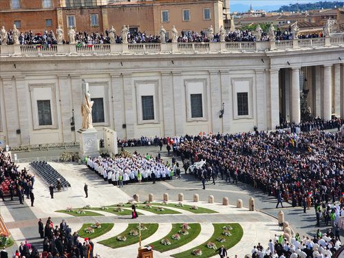 레오 14세 교황의 광장 순례(바티칸=연합뉴스) 신창용 특파원 = 레오 14세 교황이 18일(현지시간) 바티칸 성 베드로 광장에서 거행된 즉위 미사에 앞서 포프모빌을 타고 광장을 순례하고 있다. 2025.05.18 changyong@yna.co.kr