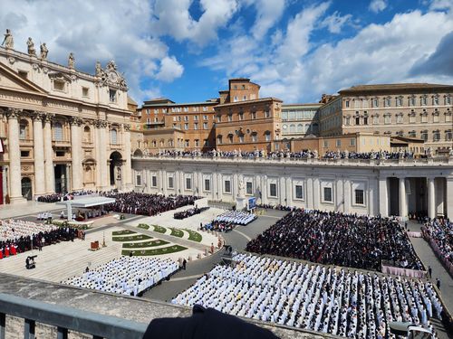레오 14세 교황 즉위 미사(바티칸=연합뉴스) 신창용 특파원 = 18일(현지시간) 바티칸 성 베드로 광장에서 레오 14세 교황의 즉위 미사가 거행되고 있다. 2025.05.18 changyong@yna.co.kr