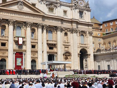 레오 14세 교황 즉위 미사(바티칸=연합뉴스) 신창용 특파원 = 18일(현지시간) 바티칸 성 베드로 광장에서 레오 14세 교황의 즉위 미사가 거행되고 있다. 2025.05.18 changyong@yna.co.kr