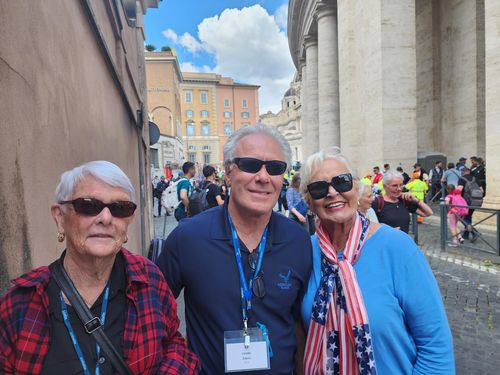 연합뉴스와 인터뷰하는 미국인 페기 씨(바티칸=연합뉴스) 신창용 특파원 = 18일(현지시간) 바티칸 성 베드로 광장에서 거행된 레오 14세 교황의 즉위 미사를 지켜본 미국인 페기 씨(오른쪽)가 연합뉴스와 인터뷰한 뒤 사진 촬영을 위해 포즈를 취하고 있다. 2025.05.18 changyong@yna.co.kr