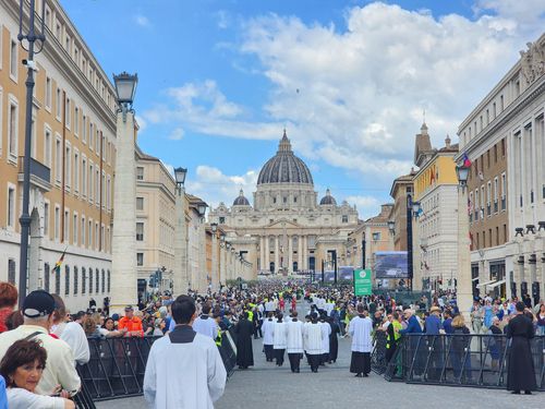 레오 14세 교황 즉위 미사(바티칸=연합뉴스) 신창용 특파원 = 18일(현지시간) 바티칸 성 베드로 광장에서 레오 14세 교황의 즉위 미사가 거행되고 있다. 2025.05.18 changyong@yna.co.kr