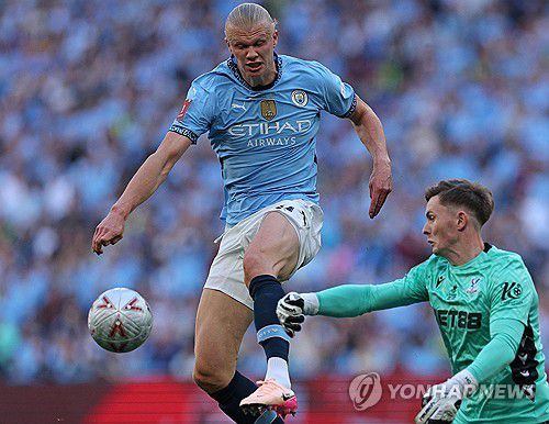 엘링 홀란 앞에서 볼을 쳐내는 딘 헨더슨(오른쪽)[AFP=연합뉴스]