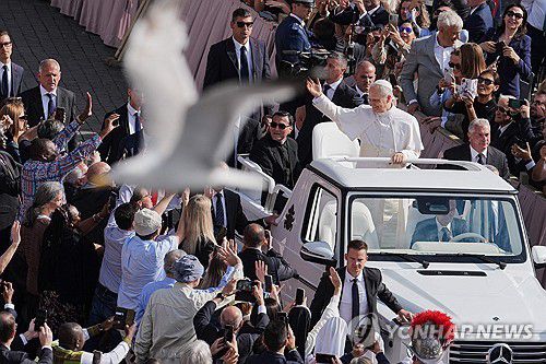 교황과 하얀 새(바티칸 AFP=연합뉴스) 레오 14세 교황이 18일(현지시간) 즉위 미사를 앞두고 파파모빌로 바티칸 성 베드로 광장을 도는 가운데 하얀 새가 날아가고 있다.