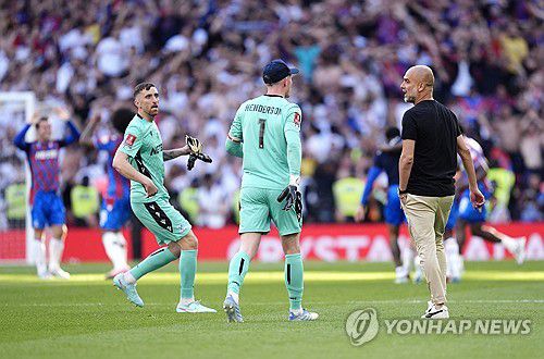페프 과르디올라 감독과 이야기를 나누는 딘 헨더슨(가운데)[AP=연합뉴스]