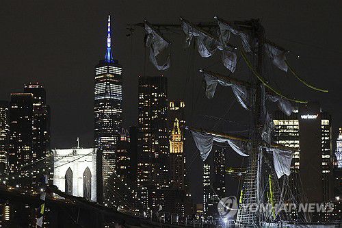 17일(현지시간) 미국 뉴욕 브루클린브리지와 부딪힌 멕시코 해군 훈련함[AP 연합뉴스]