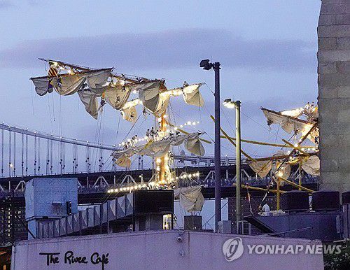 브루클린브리지 충돌로 꺾인 멕시코 해군훈련함 돛대 [EPA 연합뉴스. 재판매 및 DB 금지]