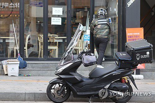 배달앱 이용자 9% 늘어 3천753만명…쿠팡이츠 1천만 육박(서울=연합뉴스) 류효림 기자 = 7일 서울 시내 한 음식점에서 라이더가 배달 음식을 수령하고 있다. 외식 경기 악화 속에서도 무료배달 마케팅 속에 음식 배달 시장 성장세는 이어진 것으로 나타났다. 지난 6일 아이지에이웍스의 모바일인덱스에 따르면 지난달 기준 배달의민족과 쿠팡이츠, 요기요 3사 합계 월간활성이용자(MAU)는 3천753만명으로 1년 전보다 9% 증가했다. 2025.1.7 ryousanta@yna.co.kr