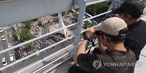 대선 후보 경호 강화(창원=연합뉴스) 김동민 기자 = 경남 경찰특공대원이 더불어민주당 이재명 대선후보의 연설을 앞두고 14일 오후 창원시 성산구 한 장소에서 주변을 살피고 있다.2025.5.14 image@yna.co.kr