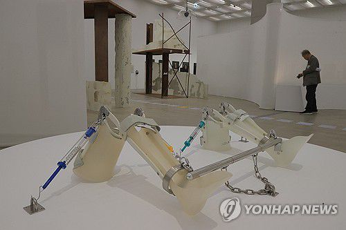 국립현대미술관 '기울인 몸들: 서로의 취약함이 만날 때' 전시 개최(서울=연합뉴스) 류효림 기자 = 15일 서울 종로구 국립현대미술관 서울관에서 열린 '기울인 몸들: 서로의 취약함이 만날 때' 전시 언론공개회에서 참석자들이 전시 작품을 살펴보고 있다. 2025.5.15 ryousanta@yna.co.kr