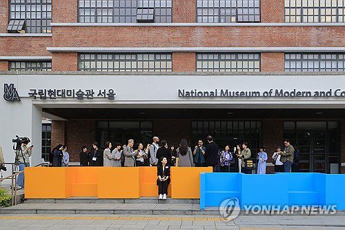 국립현대미술관 '기울인 몸들: 서로의 취약함이 만날 때' 전시 개최(서울=연합뉴스) 류효림 기자 = 15일 서울 종로구 국립현대미술관 서울관에서 열린 '기울인 몸들: 서로의 취약함이 만날 때' 전시 언론공개회에서 참석자들이 전시 작품을 살펴보고 있다. 2025.5.15 ryousanta@yna.co.kr