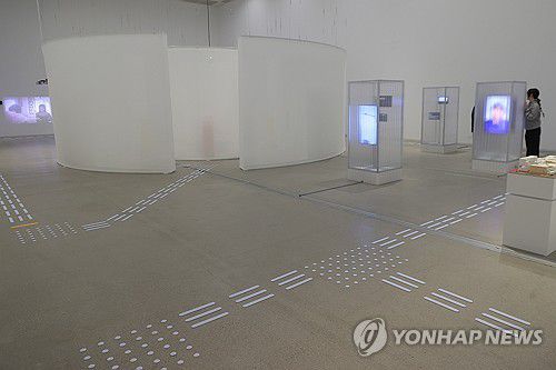 시각장애인 관람 돕는 점자블록(서울=연합뉴스) 류효림 기자 = 15일 서울 종로구 국립현대미술관 서울관에서 열린 '기울인 몸들: 서로의 취약함이 만날 때' 전시 언론공개회에 관람 동선에 맞추어 점자블록이 설치되어 있다. 2025.5.15 ryousanta@yna.co.kr