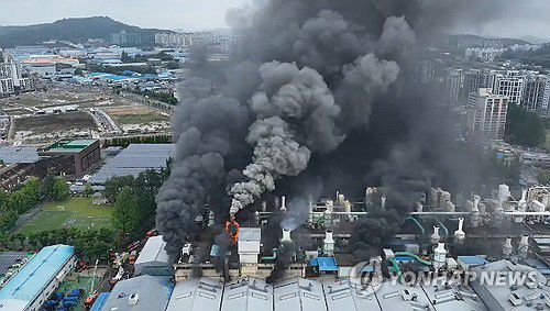 불길 이는 광주 금호타이어 공장(광주=연합뉴스) 17일 오전 광주 광산구 소촌동 금호타이어 공장에서 불이 나 검은 연기가 솟아오르고 있다. 2025.5.17 [광주소방본부 제공. 재판매 및 DB 금지] iny@yna.co.kr