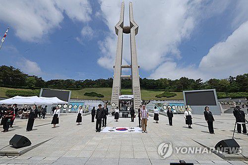 5·18민주화운동 45주년 추모제(광주=연합뉴스) 김혜인 기자 = 5·18민주화운동 45주년을 하루 앞둔 17일 광주 북구 운정동 국립5·18민주묘지에서 오월 영령의 넋을 기리기 위한 추모제가 진행되고 있다. 2025.5.17 in@yna.co.kr