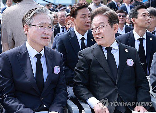 이재명 후보와 김형두 헌재소장 권한대행(광주=연합뉴스) 홍해인 기자 = 더불어민주당 이재명 대선후보와 김형두 헌재 소장 권한대행이 18일 광주광역시 북구 국립 5·18민주묘지에서 열린 5·18민주화운동 45주년 기념식에서 대화하고 있다. 2025.5.18 hihong@yna.co.kr