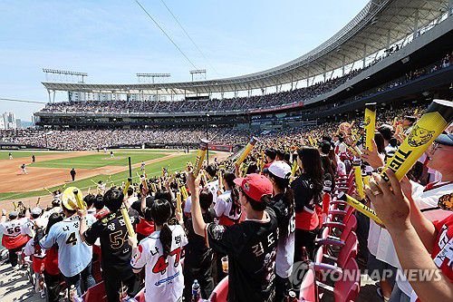 5·18민주화운동 기념일에 소리쳐 응원전(광주=연합뉴스) 조남수 기자 = 제45주년 5·18민주화운동 기념일인 18일 광주기아챔피언스필드에서 열린 프로야구 두산 베어스와 KIA 타이거즈의 경기에서 관중들이 소리쳐 선수들을 응원하고 있다. 그동안 5월 18일 광주 경기에서는 5ㆍ18민주화운동 희생자를 추모하는 뜻으로 구단은 응원단(응원가, 앰프, 치어리딩)을 운영하지 않았고 팬들 또한 응원을 자제해 왔다. 2025.5.18 iso64@yna.co.kr