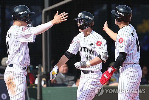 3점 홈런을 친 롯데 전민재(부산=연합뉴스) 강선배 기자 = 18일 부산 사직야구장에서 열린 프로야구 2025 신한 SOL 뱅크 KBO리그 삼성 라이온즈와 롯데 자이언츠의 경기. 5회 말 2사 후 2, 3루에서 롯데 전민재가 좌측 펜스를 넘기는 3점 홈런을 치고 동료들의 환영을 받고 있다. 2025.5.18 sbkang@yna.co.kr