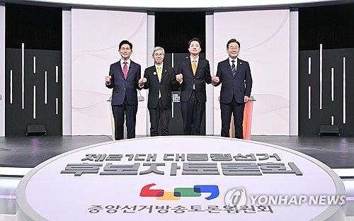 제21대 대선 1차 후보자 토론회(서울=연합뉴스) 국민의힘 김문수(왼쪽부터)·민주노동당 권영국·개혁신당 이준석·더불어민주당 이재명 대선후보가 18일 서울 마포구 상암동 SBS 프리즘센터 스튜디오에서 열린 제21대 대선 1차 후보자 토론회 시작에 앞서 기념촬영을 하고 있다. 2025.5.18 [국회사진기자단] photo@yna.co.kr