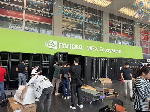 '컴퓨텍스 2025' 내 엔비디아 전시(타이베이=연합뉴스) 강태우 기자 = 18일 아시아 최대 정보통신(IT) 박람회 '컴퓨텍스 2025'가 열리는 타이베이 난강 전시관에서 관계자들이 폭스콘이 제작한 서버용 랙(선반)을 설치하는 등 엔비디아의 모듈형 그래픽처리장치(GPU) 서버 플랫폼(MGX) 전시 준비를 하고 있다. 2025.5.18 burning@yna.co.kr