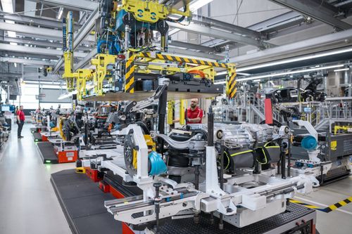 추펜하우젠 공장에서 AGV로 이송되는 부품들[포르쉐 제공. 재판매 및 DB 금지]