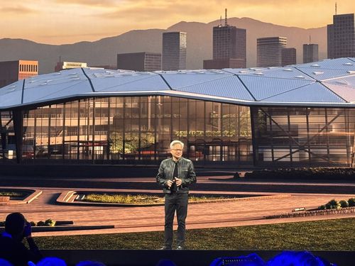 기조연설을 진행 중인 젠슨 황 엔비디아 CEO(타이베이=연합뉴스) 강태우 기자 = 젠슨 황 엔비디아 최고경영자(CEO)가 19일 대만 타이베이 뮤직센터에서 신사옥 부지를 발표하고 있다. 배경은 신사옥 조감도. 2025.5.19 burning@yna.co.kr