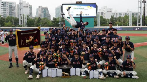 황금사자기 전국고교야구대회에서 55년 만에 패권 탈환한 성남고[동아일보 제공. 재판매 및 DB 금지]