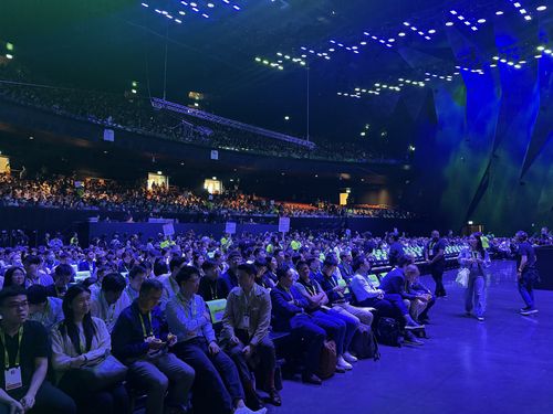 젠슨 황 엔비디아 CEO 기조연설을 기다리는 청중들(타이베이=연합뉴스) 강태우 기자 = 19일 젠슨 황 엔비디아 최고경영자(CEO)의 기조연설이 열리는 대만 타이베이 뮤직 센터 내부 모습. 2025.5.19 burning@yna.co.kr