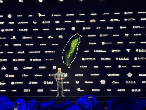 '컴퓨텍스 2025' 기조연설에 나선 젠슨 황 엔비디아 CEO(타이베이=연합뉴스) 강태우 기자 = 젠슨 황 엔비디아 최고경영자(CEO)가 19일 대만 타이베이 뮤직센터에서 열린 컴퓨텍스 2025 기조연설에서 대만 지도를 꺼내며 대만 업체와 협력 관계를 소개하고 있다. 2025.5.19 burning@yna.co.kr