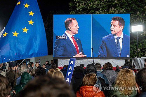 TV 토론 지켜보는 폴란드 시민들[AFP 연합뉴스 자료사진. 재판매 및 DB 금지]
