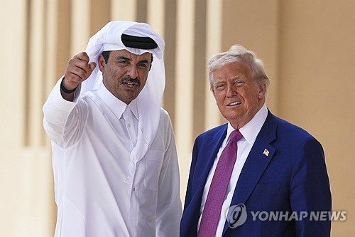 지난 15일 도하에서 카타르 군주 타밈 빈 하마드 알사니를 만난 트럼프[AP=연합뉴스 자료사진]