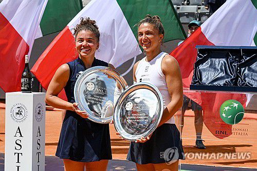복식 우승 파올리니(왼쪽)와 에라니.[EPA=연합뉴스]