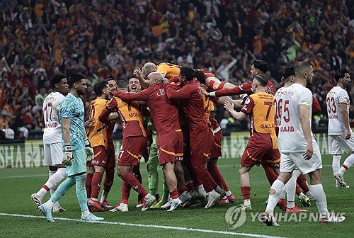 정규리그 조기 우승을 기뻐하는 갈라타사라이 선수들[EPA=연합뉴스]