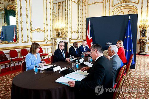 마주 앉은 EU-영국[EPA 연합뉴스 재판매 및 DB 금지]